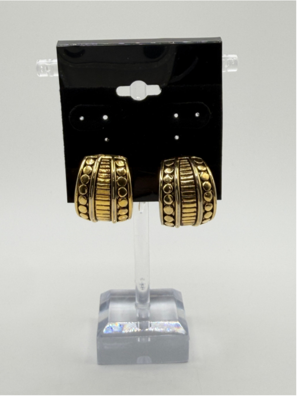 Vintage Gold Tone Textured Half Hoop Clip-On Earrings

• Chunky curved half-hoop